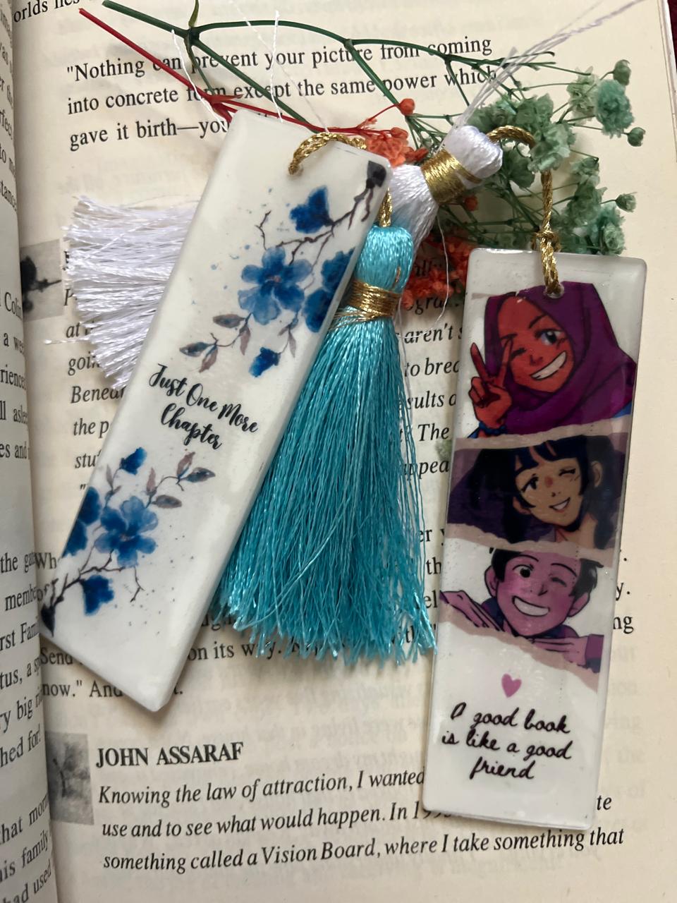 Artisanal Resin Bookmark with White Feather Accent, Transparent Design, Decorative Book Accessory with Inspirational Quote and Artistic Illustrations