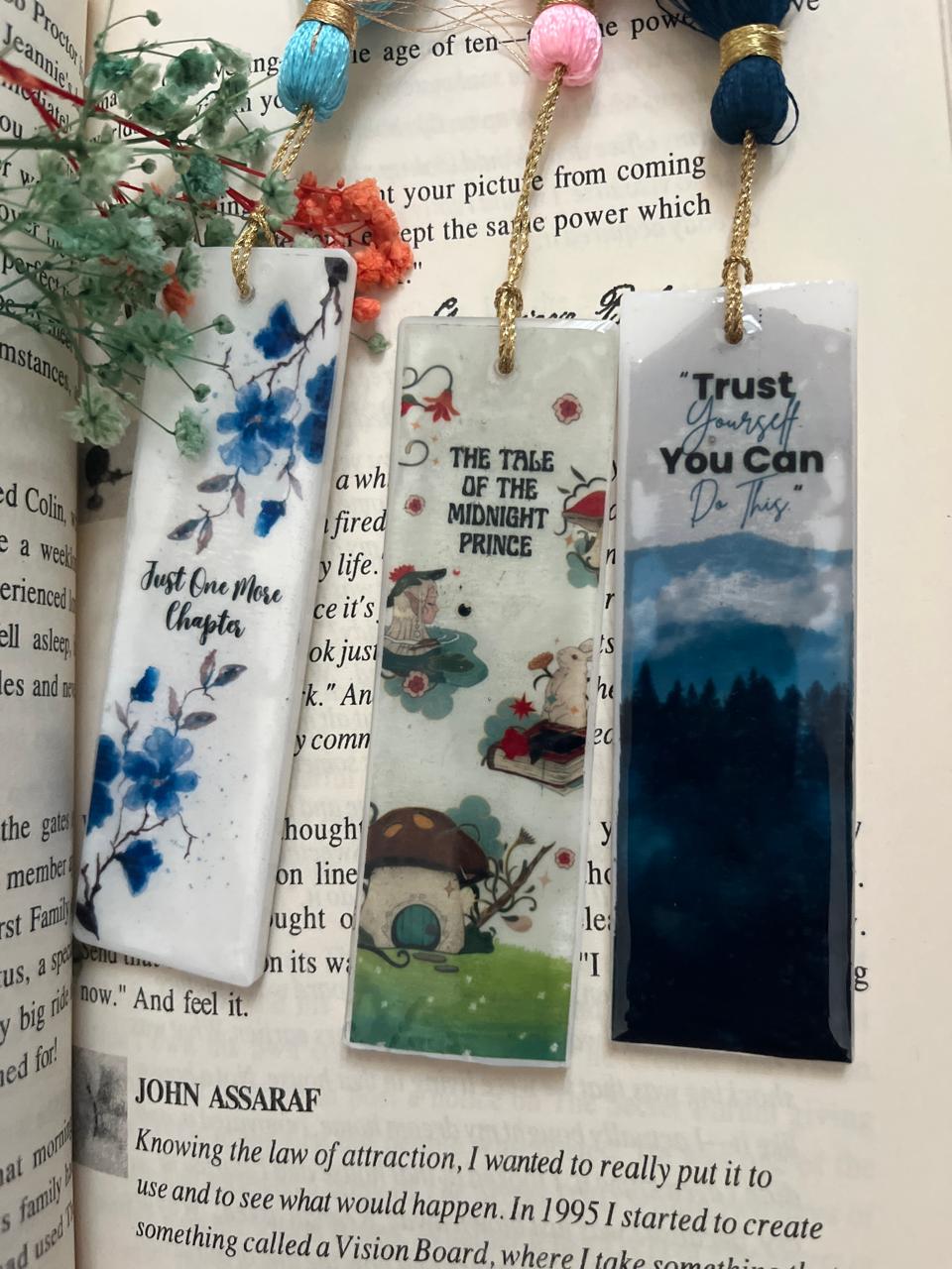 Inspirational Resin Bookmarks Set with Gold Chain, Decorative Reading Markers with Literary Quotes and Floral Design, 10 x 3 cm, White, Pack of 3