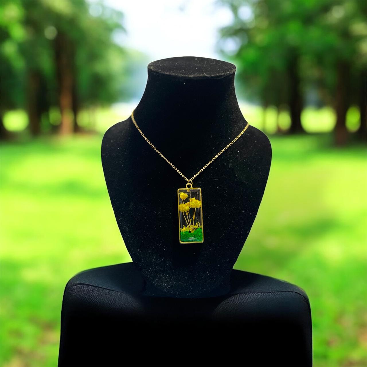 Gold-Plated Necklace with Real Preserved Flower in Resin Pendant – Handmade Botanical Jewelry