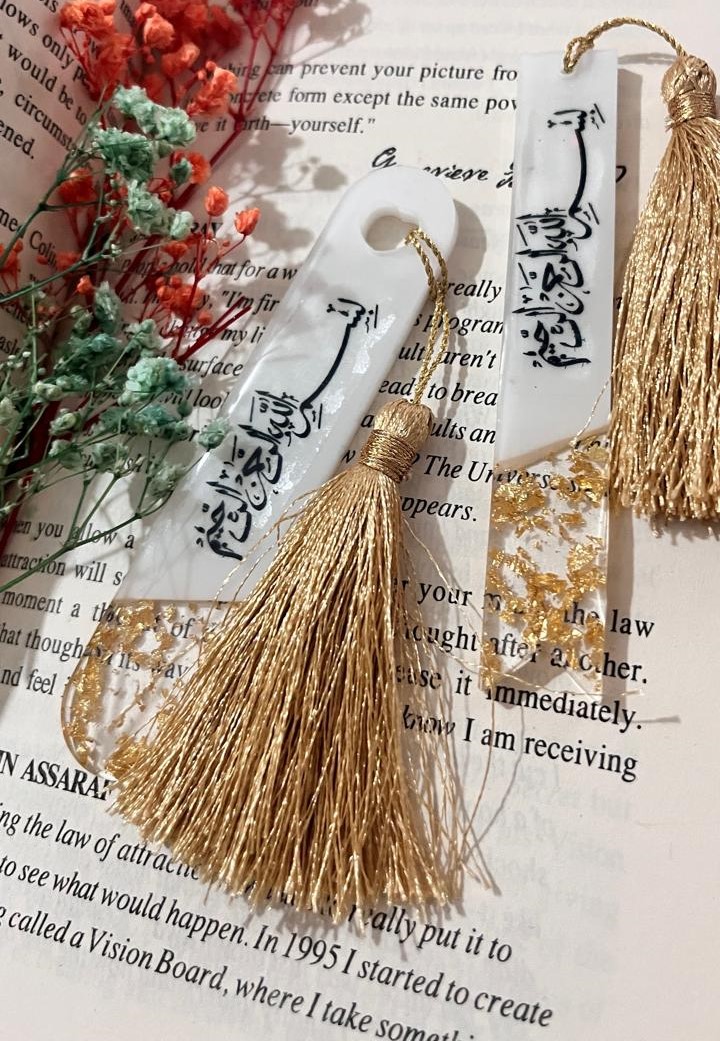 Arabic Calligraphy Bookmark with Gold Tassel, White Resin Handmade Bookmarks, Islamic Art Design, Decorative Reading Accessory